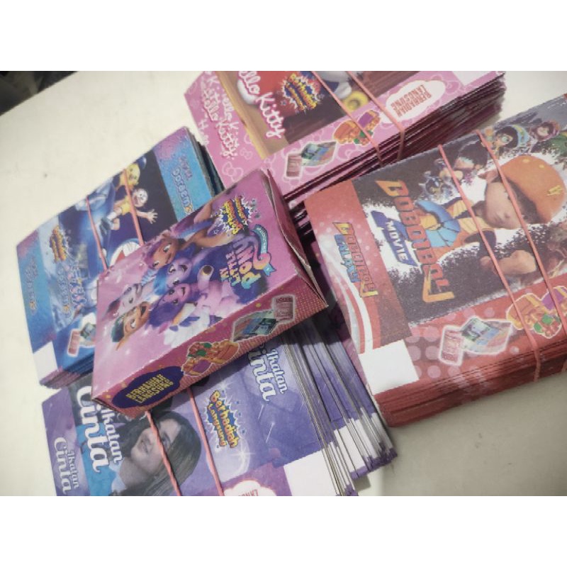 Kertas kotak kado kadoan berhadiah isi kosong