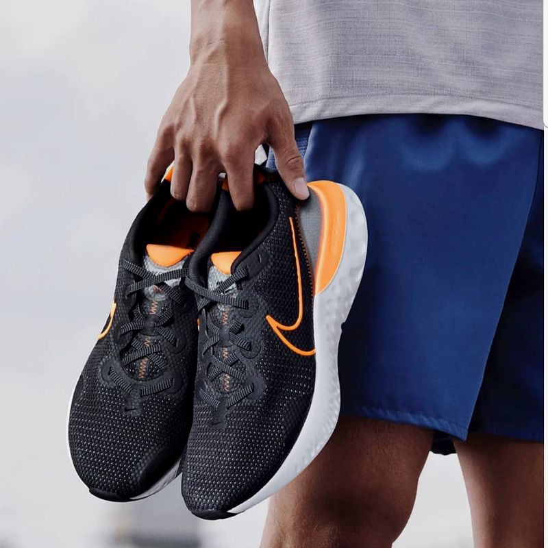 black nike renew