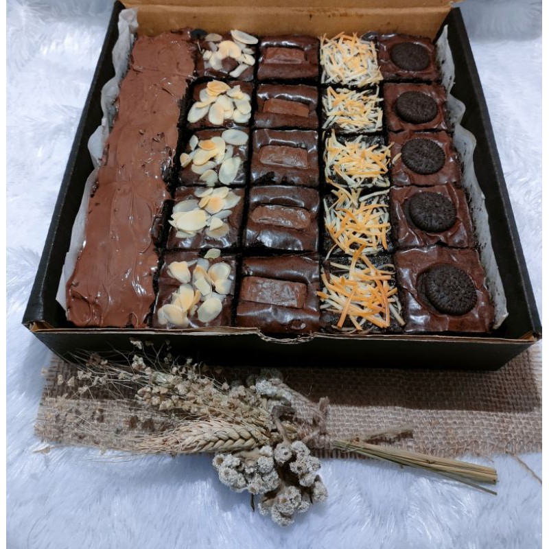 

Fudgy Brownies Sekat Mix Toping-22x22