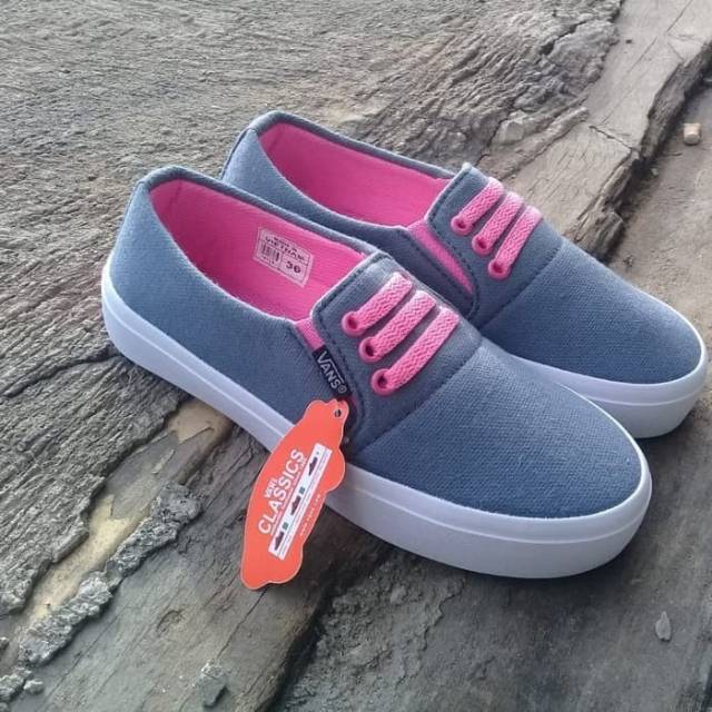 Sepatu Slip On Wanita - Vans