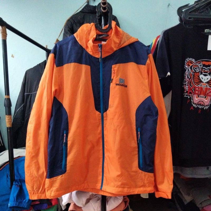 THRIFT JAKET OUTDOOR BRAND MOUNTIA PRELOVED