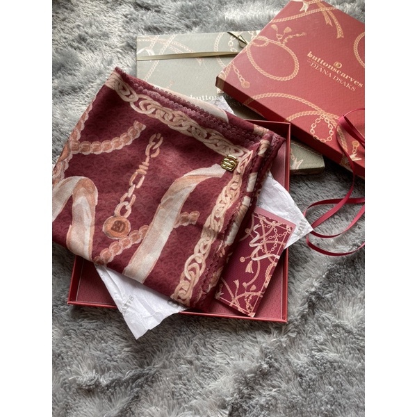 Buttonscarves chain Ruby preloved