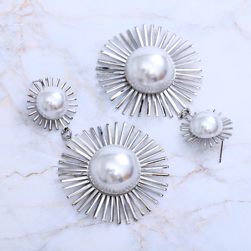 Anting Tusuk Gantung Bahan Metal Desain Bunga Hollow Hias Mutiara Gaya Retro Berkilau Untuk Wanita