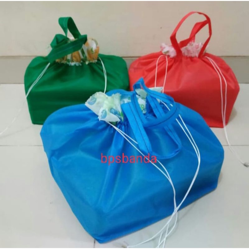 

TAS SPUNBOND KAIN SERUT UKURAN 22 ISI 12 PCS