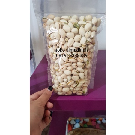 

Raw pistachio premium / fustuk / kacang kupas ole ole haji umrah