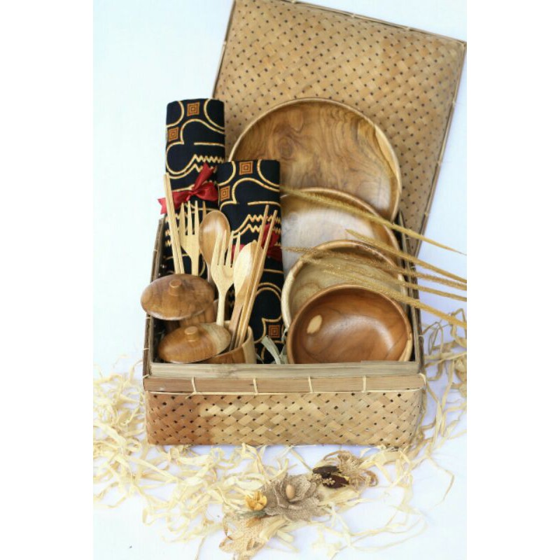 Hampers Wedding Eksklusif Set Alat Makan Kayu Jati  dan Kain Batik Sarimbit