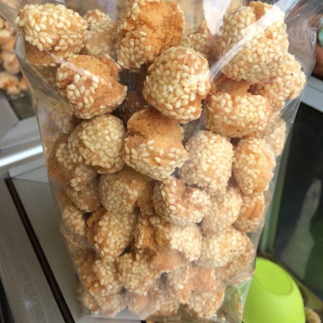 

Kue ketawa (onde-onde goreng)