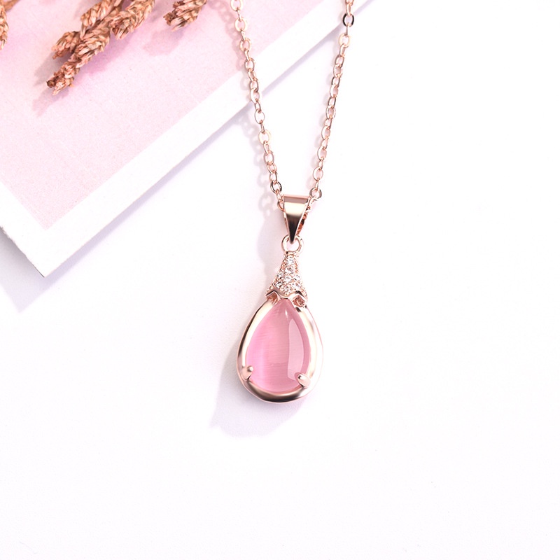 [Ready Stock]Fashion Inlaid Pink Crystal Pendant Simple Elegant Necklace