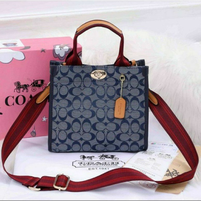 Sale Coach tote 22 in signature chambray bag