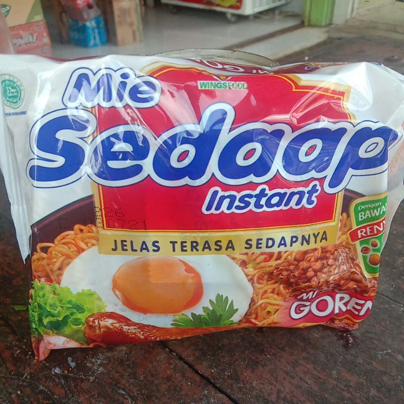 

mie instan sedap goreng, soto, kare spesial, ayam spesial