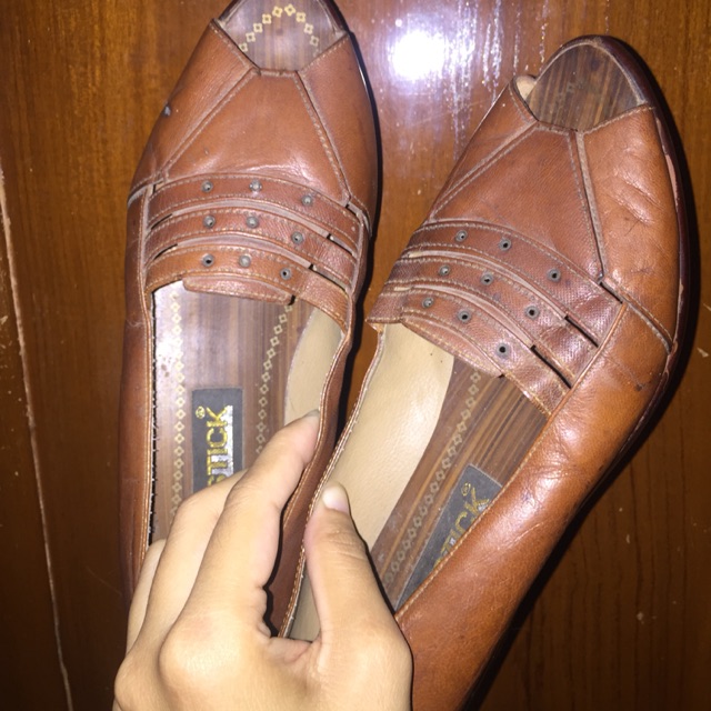 Sepatu kulit vintage