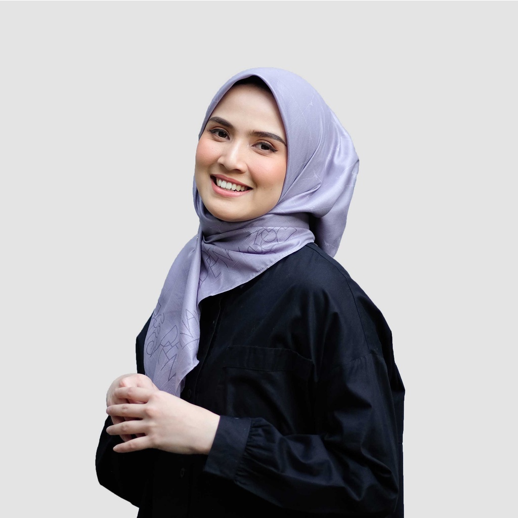 HIJAB DEENAY ABECEDA LILAC  MOTIF TERBARU ABJAD VOAL SHINY GLOSSY 115X115CM JILBABWANITACANTIK