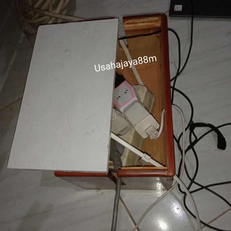 Kotak penyimpan kabel dan charger hp atau laptop pengaman stop kontak pengaman dari jangkauan