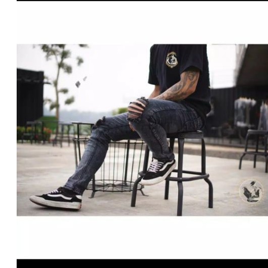 Celana levis pria sobek