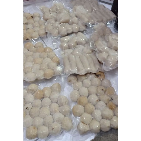 

Pempek Asli Palembang per biji 1.800. paket isi 100 biji. dari ikan segar
