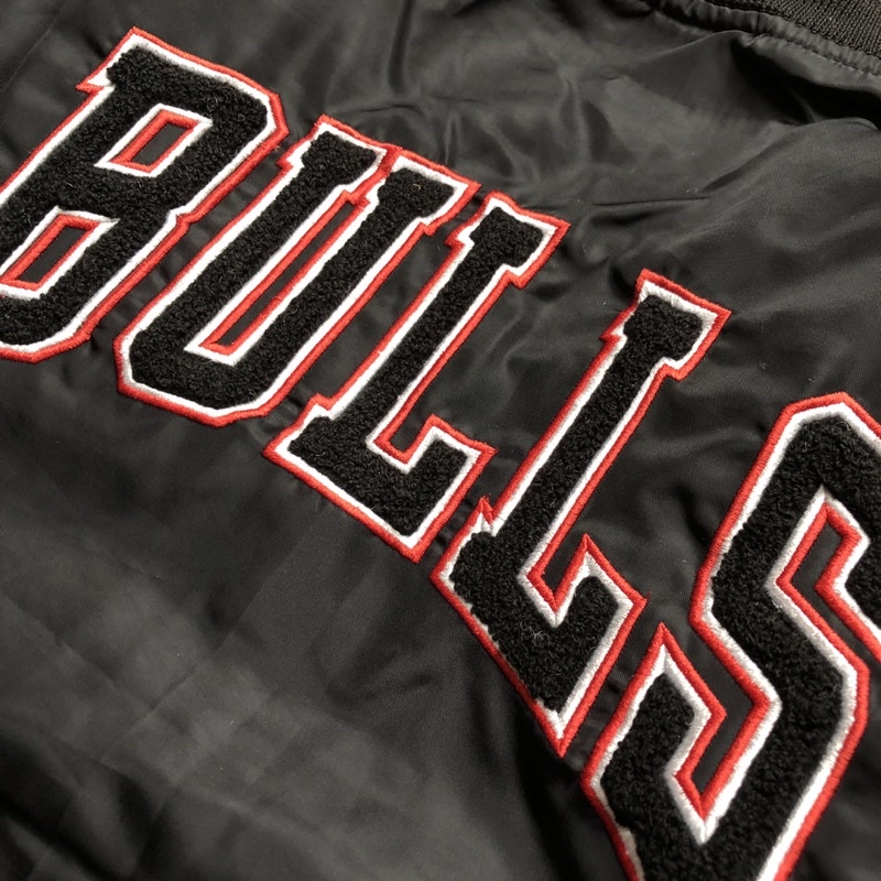 VARSITY BULLS - CHICAGO CHI HITAM JAKET PREMIUM