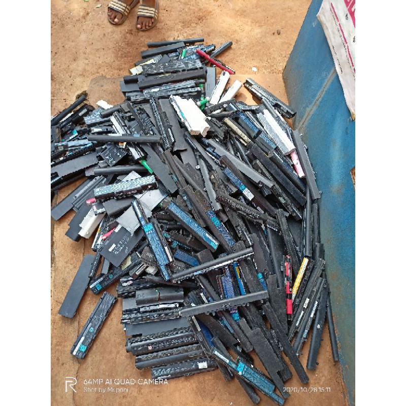 Borongan baterai bekas laptop gambling total 200 pcs, isi cell campur ada 3/4/6 cell