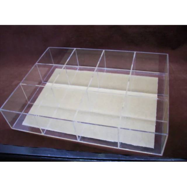 

Acrylic display kotak 12 T8.336