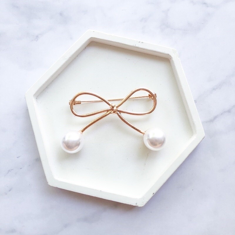 Brooch / bros pita / bros lucu / bros cantik / bros jilbab / bros laris / bros murah / bros cewek / Bros Geometri Terlaris Model Pita Warna Gold Silver dengan Mutiara / Bros Wanita Korean Style Bros Mutiara Brooch BZO-PIta 2Pearl