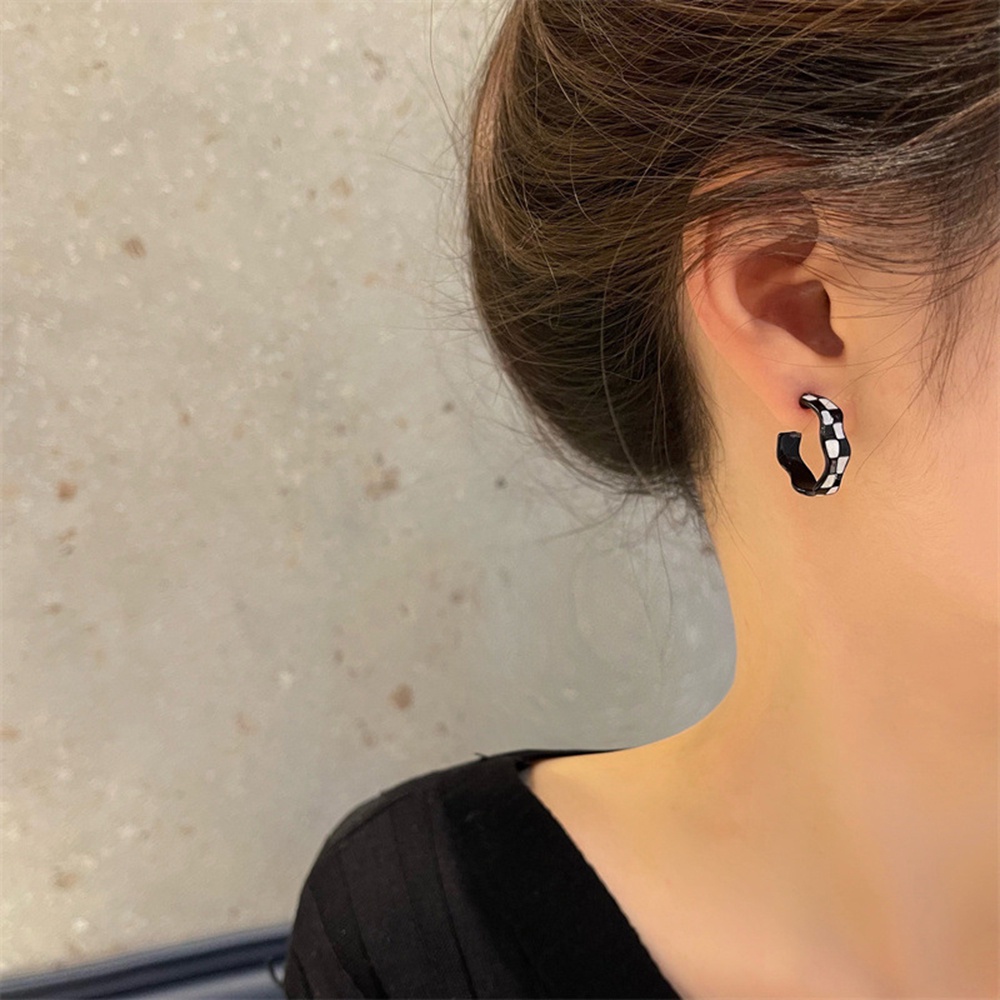 Anting Stud Bentuk c Motif Kotak-Kotak Hitam Putih Gaya retro Untuk Wanita