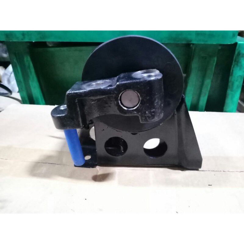 Engine mounting kanan Nissan serena C24