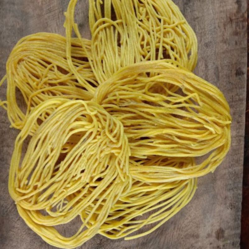 

Kerupuk Mie Kuning Mentah / Mireng Singkong