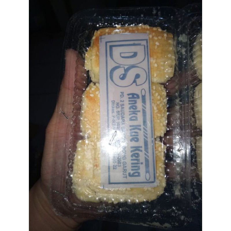 

Kue Kering Manis Toping Jinten Putih Isi 6 Pcs Kemasan 150 Gram