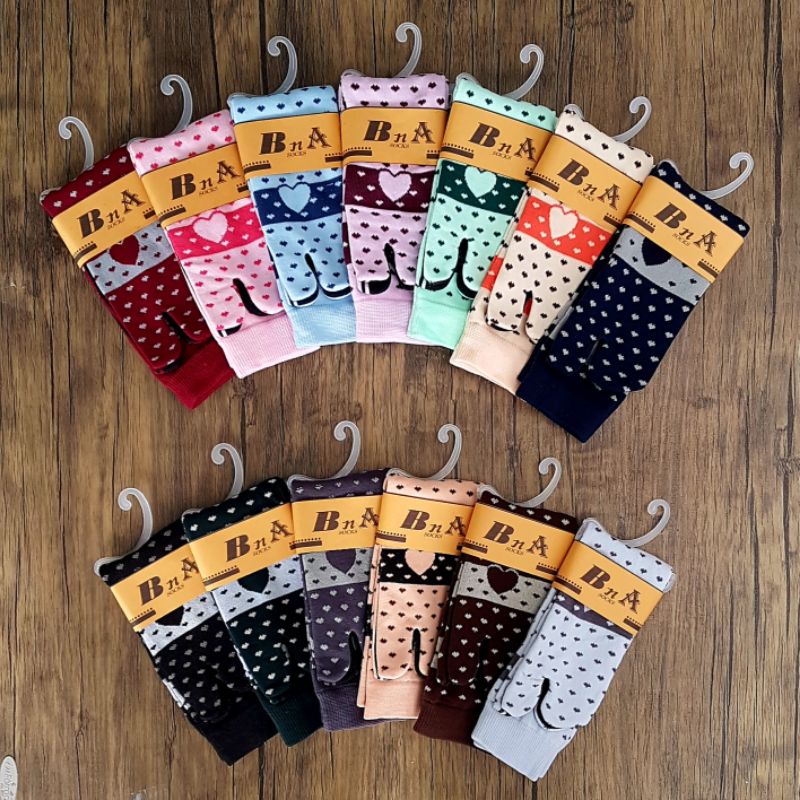 Kaos kaki jari jempol nilon motif hati besar wanita muslimah dewasa telapak hitam