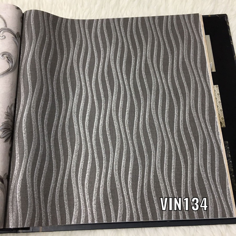 WALLPAPER DINDING MOTIF SALUR SILVER MINIMALIS VINCENZO