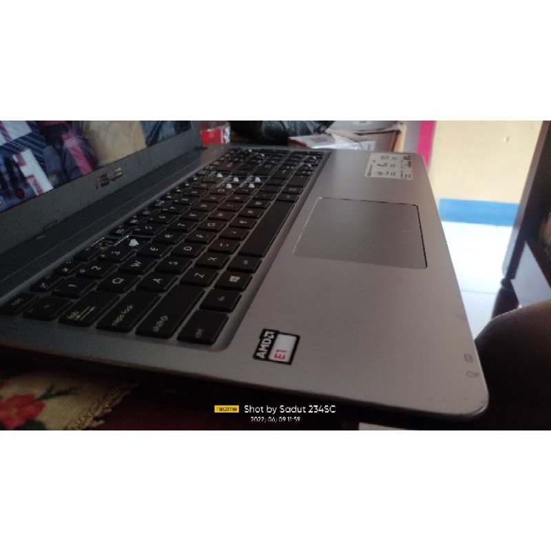 Laptop Asus X540Y bekas mulus awet