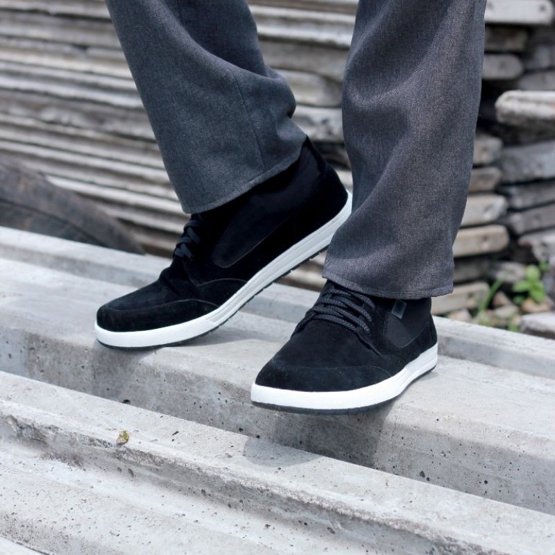 Sepatu Sneakers Casual Pria Tali Kulit Suede Premium Original Murah Keren