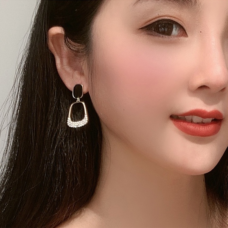 Anting Tusuk Motif Geometri Hollow Hias Berlian Imitasi Simple Ala Korea Untuk Wanita