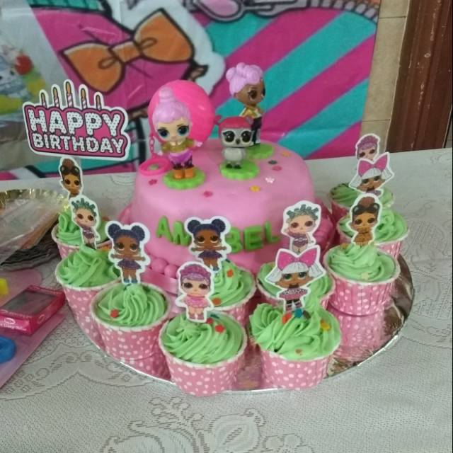 

Kue ulang tahun fondant karakter diameter 20cm dan cupcake 9pcs