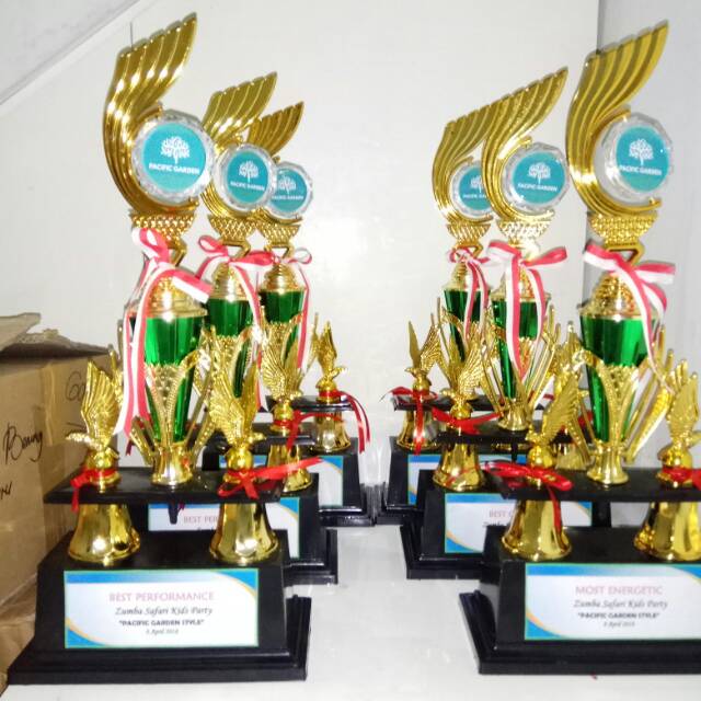 Piala Kaki Dua Figur Kaca Shopee Indonesia