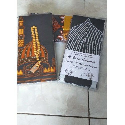 Souvenir Sajadah Batik + tasbih / kartu ucapan + mika