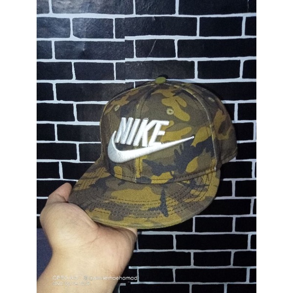 Topi snapback Nike camo second