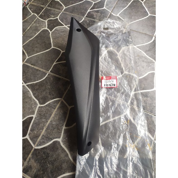 COVER DEK BAWAH SAMPING KANAN VARIO 110 KARBU ORIGINAL AHM