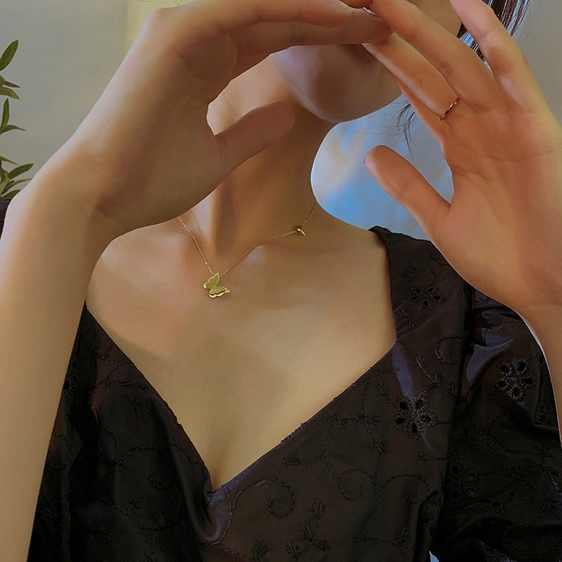 kalung wanita cewek fashion pendek warna kuning kupu-kupu bahan titanium impor murah tidak luntur