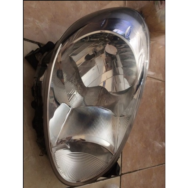 Headlamp lampu depan Nissan March