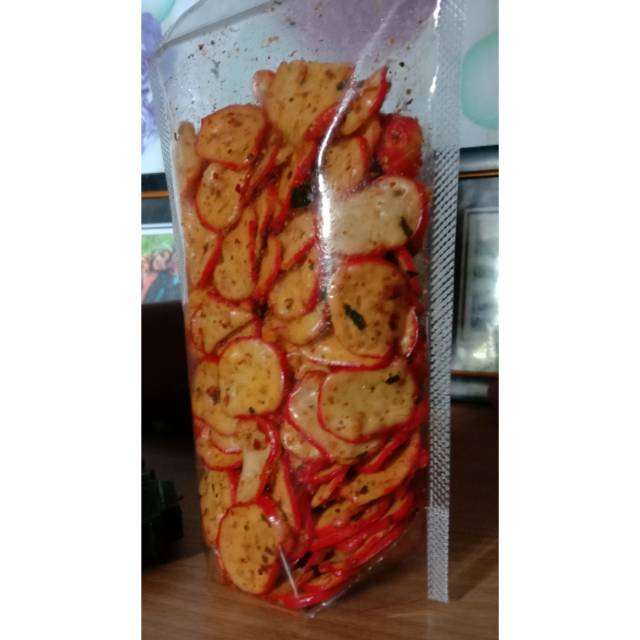 

Krupuk emplak pedes gurih