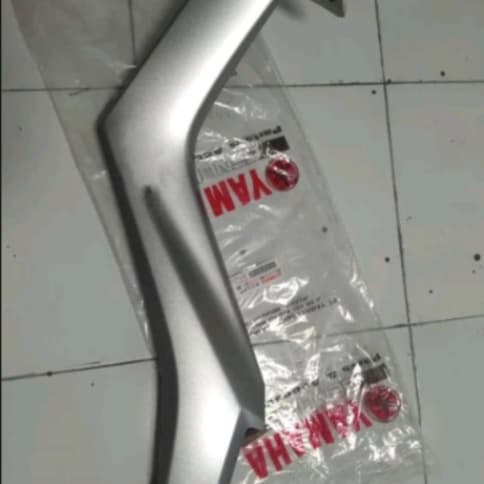 DELTABOX KIRI SAMBUNGAN BODY NMAX SILVER ORIGINAL YGP