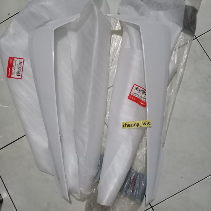 64430KVR600FMX & 64440KVR600FMX Legshield tebeng Luar kiri kanan putih Honda Revo 100cc Sampan ori A