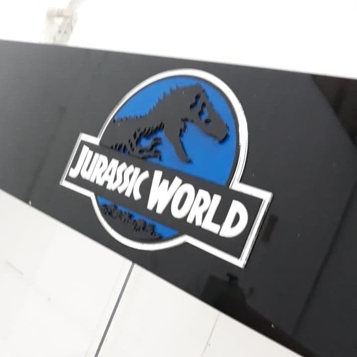 

LOGO Akrilik Jurassic World Standing 40x30 cm