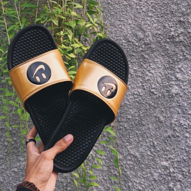 smiley face slides nike