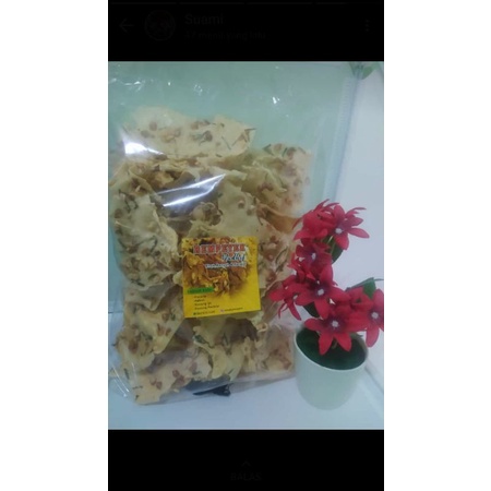 

Rempeyek kacang 1/2 kg full daun jeruk dan topping kacangnya