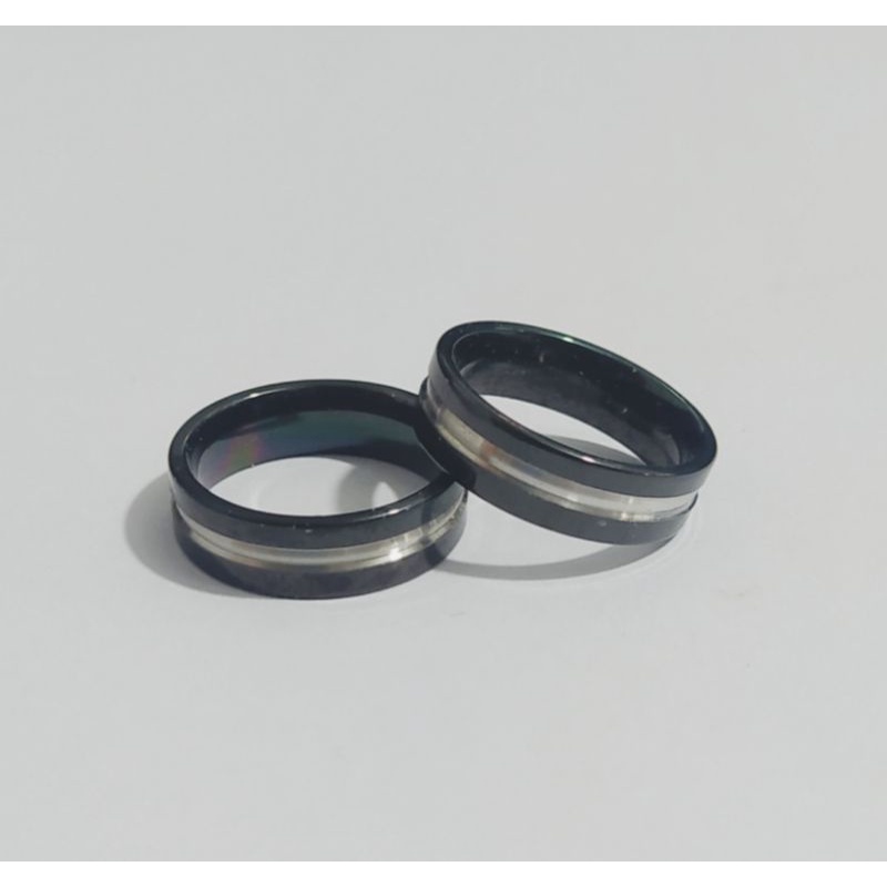 Cincin Titanium Unisex Polos Black Silver Bisa Tulis Nama-Hitam Garis Silver