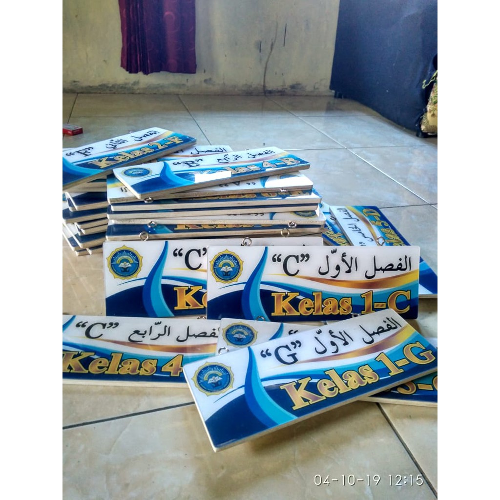 

GANTUNGAN PAPAN NAMA KELAS AKRILIK KEREN MURAH/ PAPAN KASIR