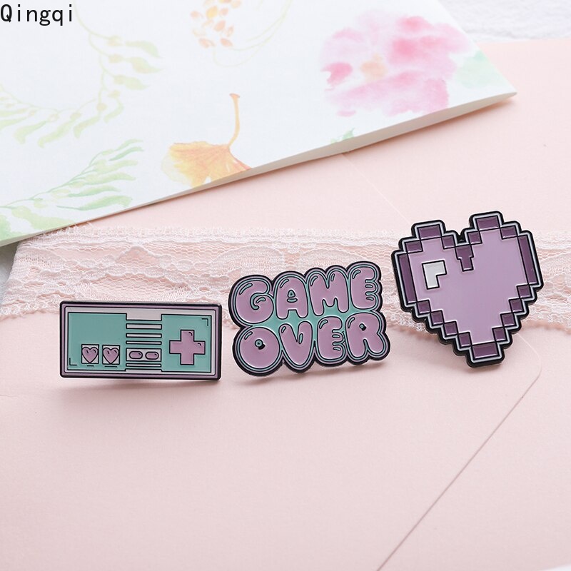 Bros Pin Enamel Desain Kartun GAME Element Heart Pixel Warna Pink Untuk Ransel