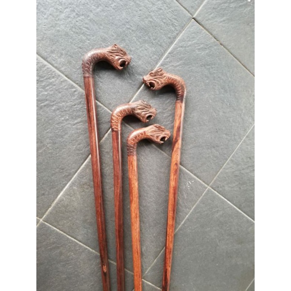 Tongkat jalan kayu bertuah ukir