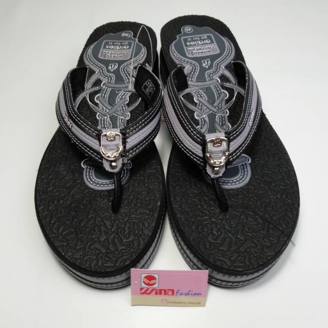 Sandal wedges wanita Art Ardiles warna hitam